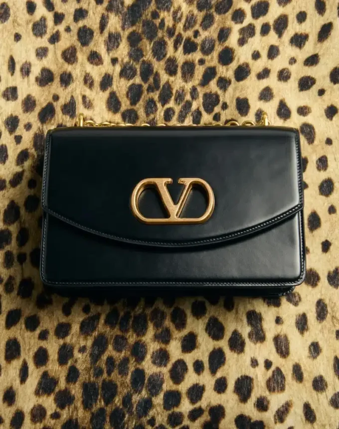 Torba na ramię Valentino Garavani Vain z błyszczącej skóry cielęcej Torba na ramię Valentino Garavani Vain z błyszczącej skóry cielęcej