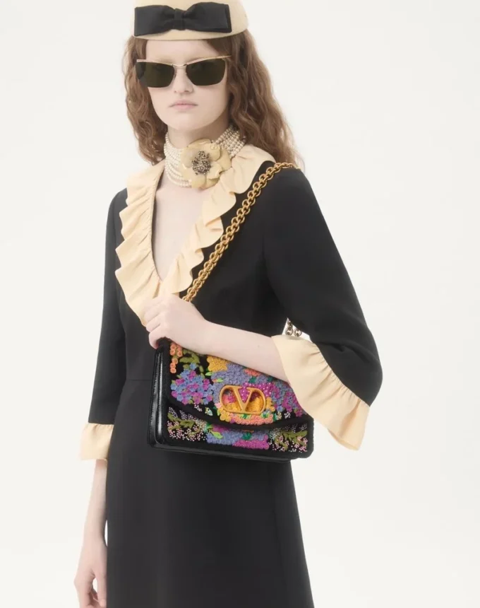 Torba na ramię Valentino Garavani Vain z haftem Torba na ramię Valentino Garavani Vain z haftem