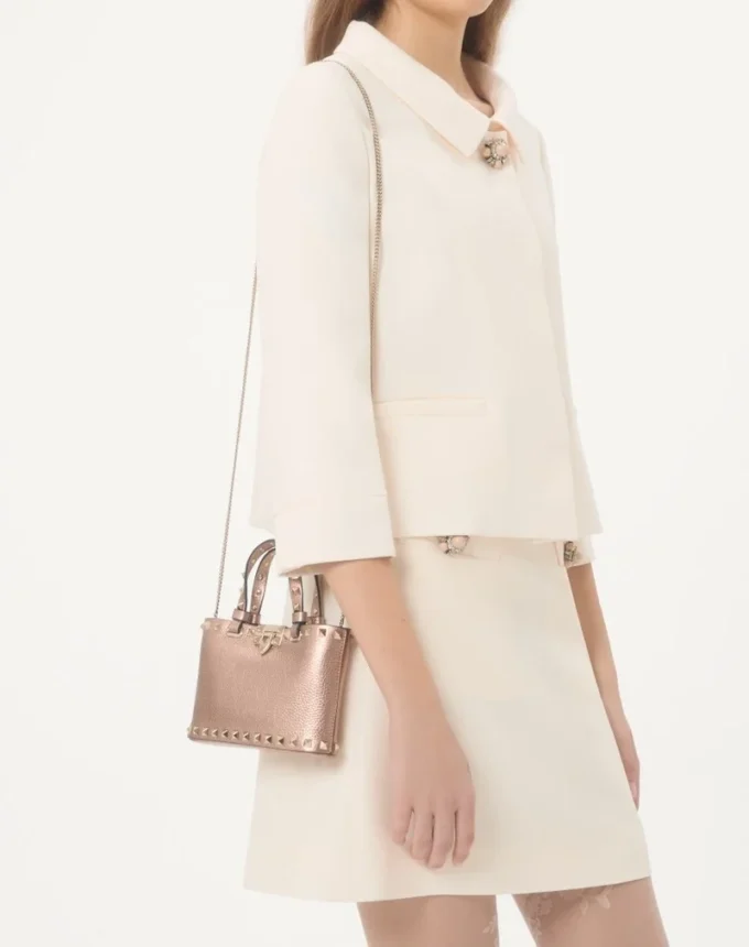 Torba na zakupy Rockstud Mini z laminowanej ziarnistej skóry cielęcej Torba na zakupy Rockstud Mini z laminowanej ziarnistej skóry cielęcej