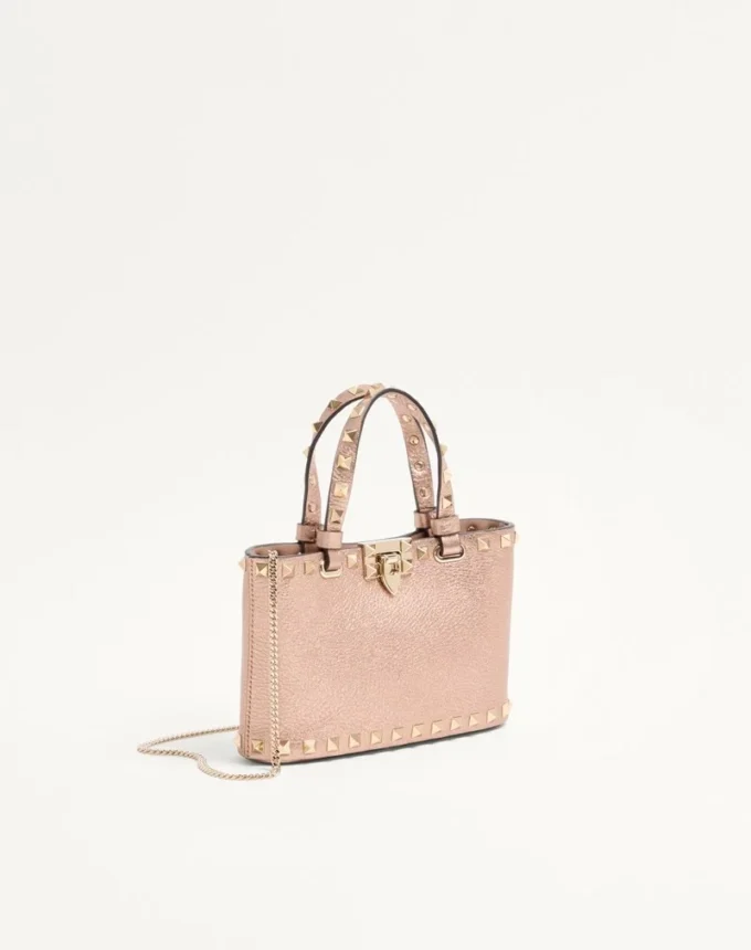 Torba na zakupy Rockstud Mini z laminowanej ziarnistej skóry cielęcej Torba na zakupy Rockstud Mini z laminowanej ziarnistej skóry cielęcej
