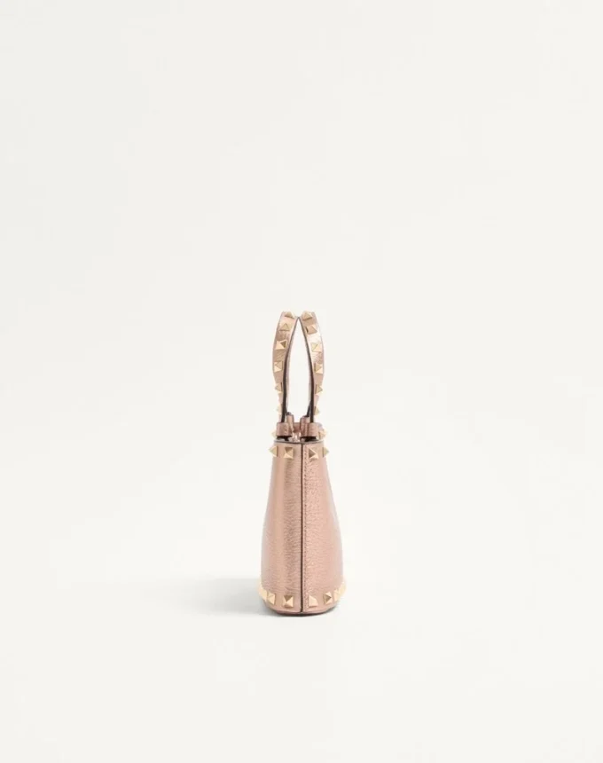 Torba na zakupy Rockstud Mini z laminowanej ziarnistej skóry cielęcej Torba na zakupy Rockstud Mini z laminowanej ziarnistej skóry cielęcej