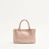 Torba na zakupy Rockstud Mini z laminowanej ziarnistej skóry cielęcej Torba na zakupy Rockstud Mini z laminowanej ziarnistej skóry cielęcej