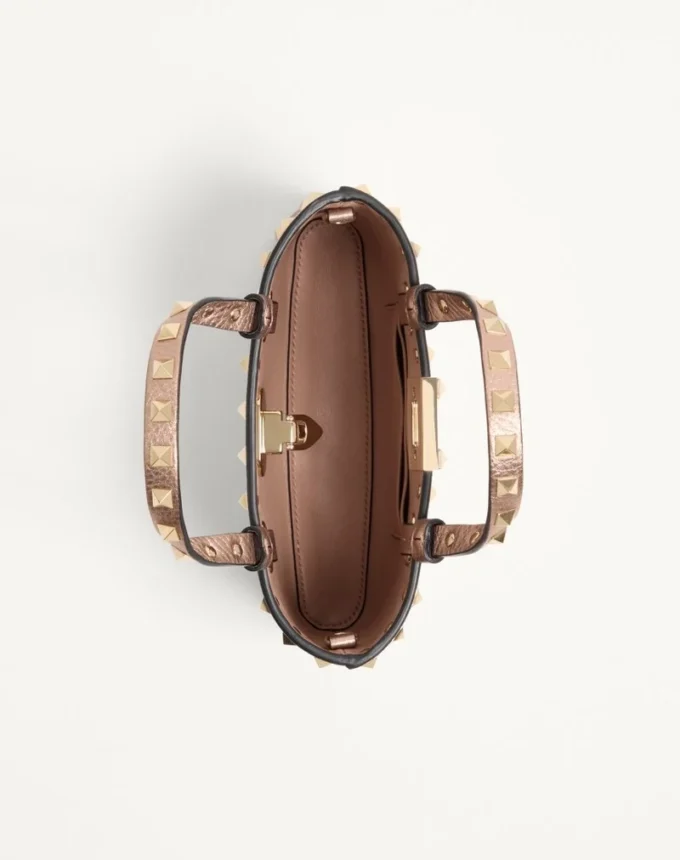 Torba na zakupy Rockstud Mini z laminowanej ziarnistej skóry cielęcej Torba na zakupy Rockstud Mini z laminowanej ziarnistej skóry cielęcej