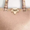 Torba na zakupy Rockstud Mini z laminowanej ziarnistej skóry cielęcej Torba na zakupy Rockstud Mini z laminowanej ziarnistej skóry cielęcej