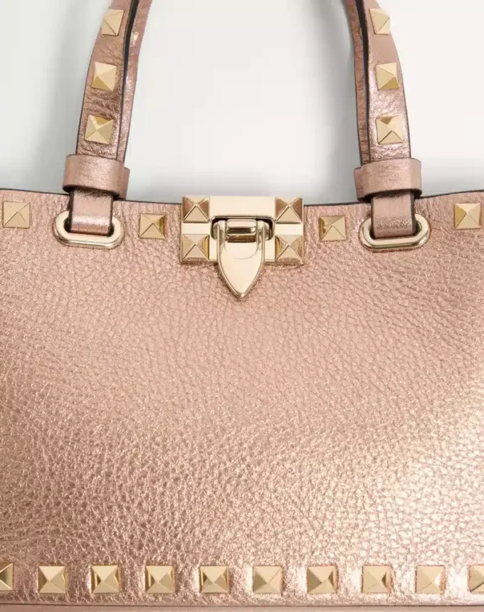 Torba na zakupy Rockstud Mini z laminowanej ziarnistej skóry cielęcej Torba na zakupy Rockstud Mini z laminowanej ziarnistej skóry cielęcej