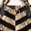 Torba na zakupy Valentino Garavani Laseine z pytona i zamszu w jodełkę Torba na zakupy Valentino Garavani Laseine z pytona i zamszu w jodełkę