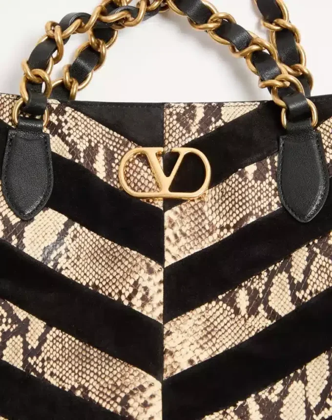 Torba na zakupy Valentino Garavani Laseine z pytona i zamszu w jodełkę Torba na zakupy Valentino Garavani Laseine z pytona i zamszu w jodełkę