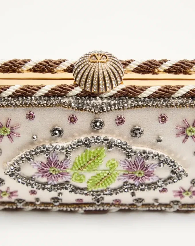 Valentino Garavani Carry Secrets Haftowana kopertówka Valentino Garavani Carry Secrets Haftowana kopertówka