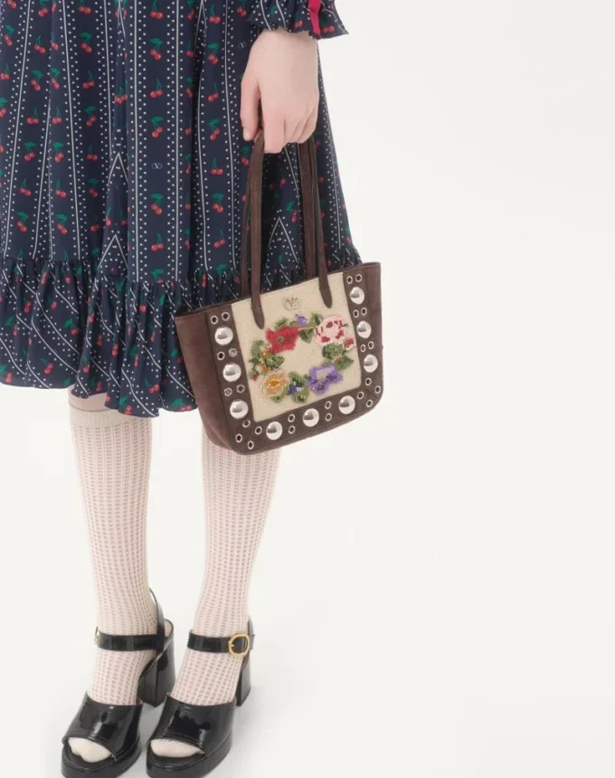 Valentino Garavani Nellcôte Mini Haftowana torba na zakupy Valentino Garavani Nellcôte Mini Haftowana torba na zakupy