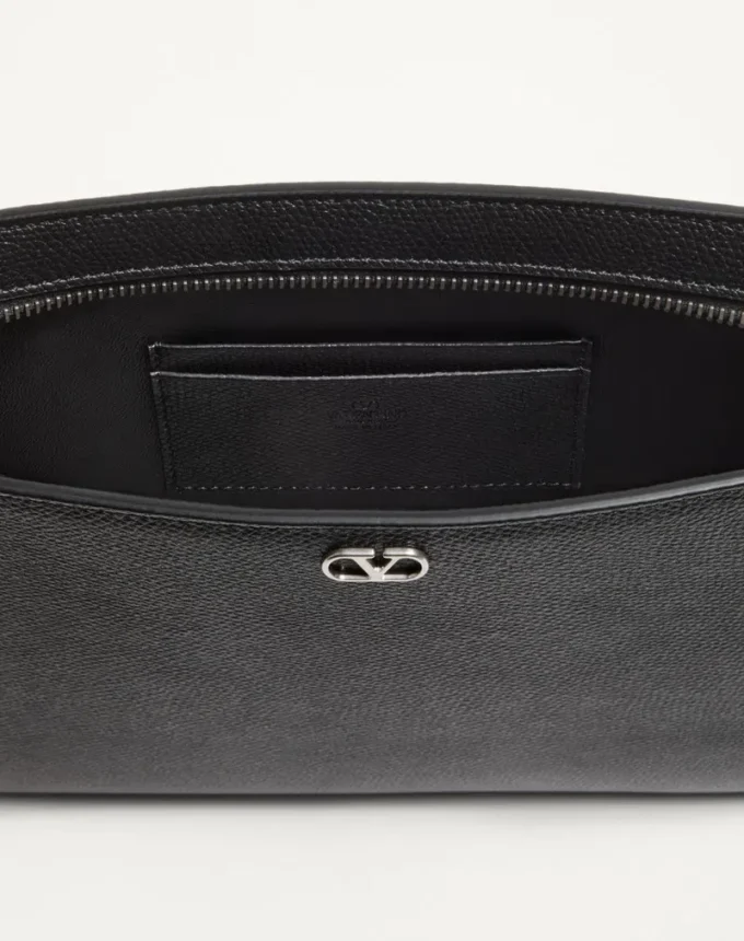 Valentino Garavani Vlogo Signature Grainy Calfskin Pouch Valentino Garavani Vlogo Signature Grainy Calfskin Pouch