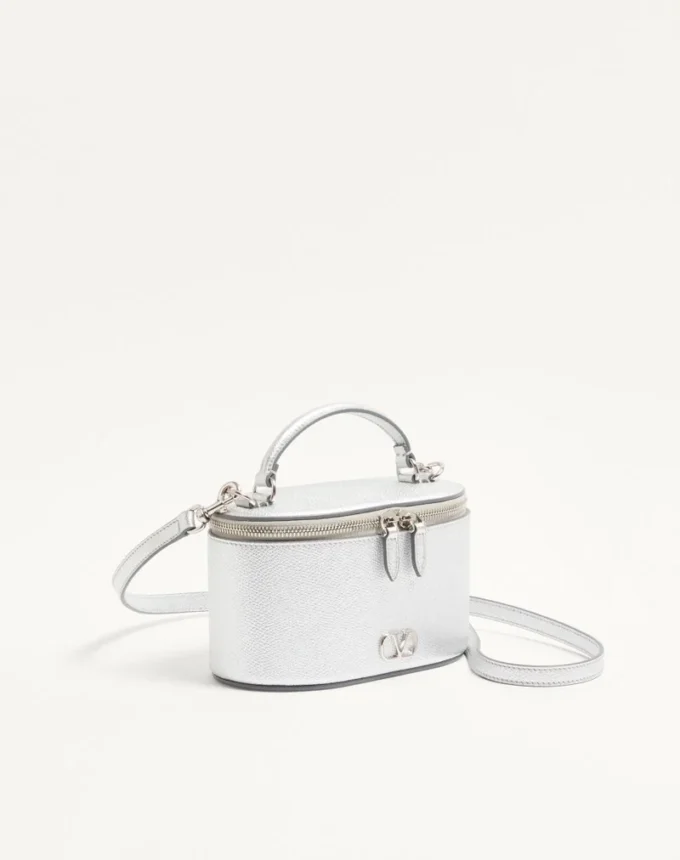 VLogo Signature Mini Vanity Bag z laminowanej ziarnistej skóry cielęcej VLogo Signature Mini Vanity Bag z laminowanej ziarnistej skóry cielęcej