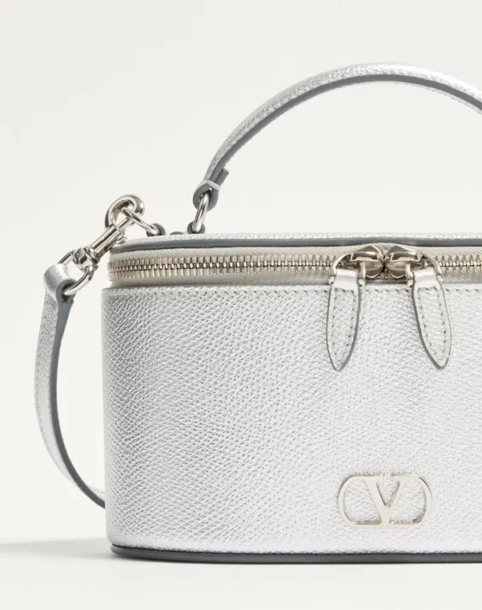 VLogo Signature Mini Vanity Bag z laminowanej ziarnistej skóry cielęcej VLogo Signature Mini Vanity Bag z laminowanej ziarnistej skóry cielęcej