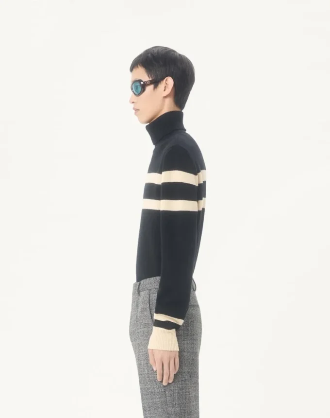 Wełniany sweter Valentino z wysokim kołnierzem i haftowanym logo Vlogo Wełniany sweter Valentino z wysokim kołnierzem i haftowanym logo Vlogo