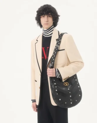 Wełniany sweter Valentino z wysokim kołnierzem i naszywką z logo V Wełniany sweter Valentino z wysokim kołnierzem i naszywką z logo V