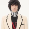 Wełniany sweter Valentino z wysokim kołnierzem i naszywką z logo V Wełniany sweter Valentino z wysokim kołnierzem i naszywką z logo V