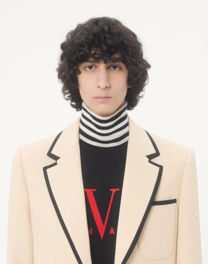 Wełniany sweter Valentino z wysokim kołnierzem i naszywką z logo V Wełniany sweter Valentino z wysokim kołnierzem i naszywką z logo V