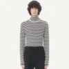 Wełniany sweter Valentino z wysokim kołnierzem i naszywką z logo V Wełniany sweter Valentino z wysokim kołnierzem i naszywką z logo V
