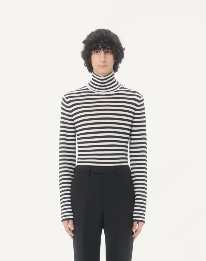 Wełniany sweter Valentino z wysokim kołnierzem i naszywką z logo V Wełniany sweter Valentino z wysokim kołnierzem i naszywką z logo V