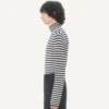 Wełniany sweter Valentino z wysokim kołnierzem i naszywką z logo V Wełniany sweter Valentino z wysokim kołnierzem i naszywką z logo V