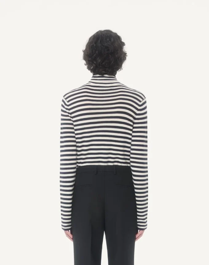 Wełniany sweter Valentino z wysokim kołnierzem i naszywką z logo V Wełniany sweter Valentino z wysokim kołnierzem i naszywką z logo V