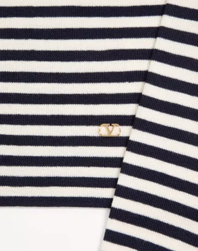 Wełniany sweter Valentino z wysokim kołnierzem i naszywką z logo V Wełniany sweter Valentino z wysokim kołnierzem i naszywką z logo V