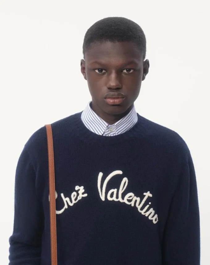 Wełniany sweter z okrągłym dekoltem i haftem Chez Valentino Wełniany sweter z okrągłym dekoltem i haftem Chez Valentino
